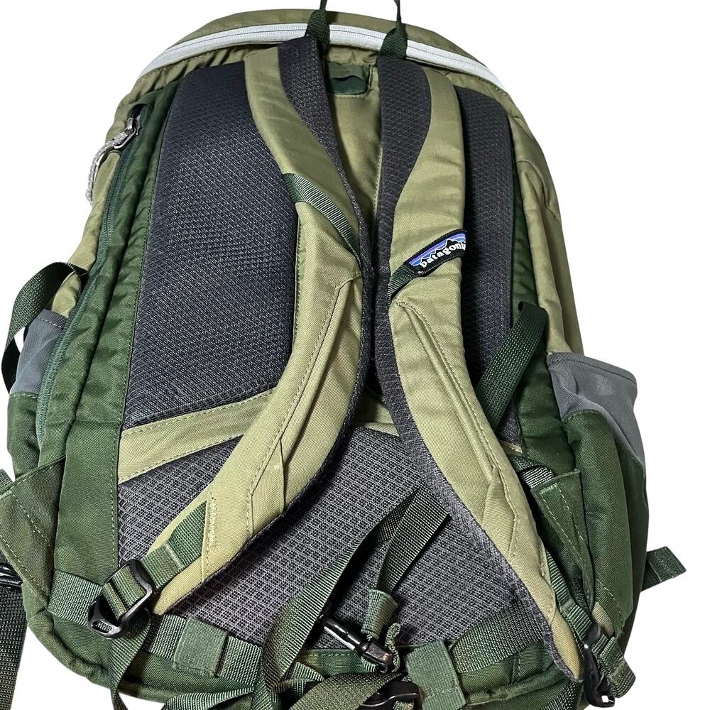 Patagonia Petrolia 28L Backpack Olive Gray Laptop Hiking Travel Daypack EUC - Picture 2 of 7